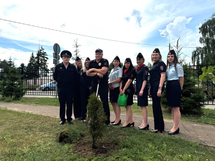 Полицейские в Подольске присоединились ко Всероссийской акции «Сад памяти» Полицейские в Подольске присоединились ко Всероссийской акции «Сад памяти»