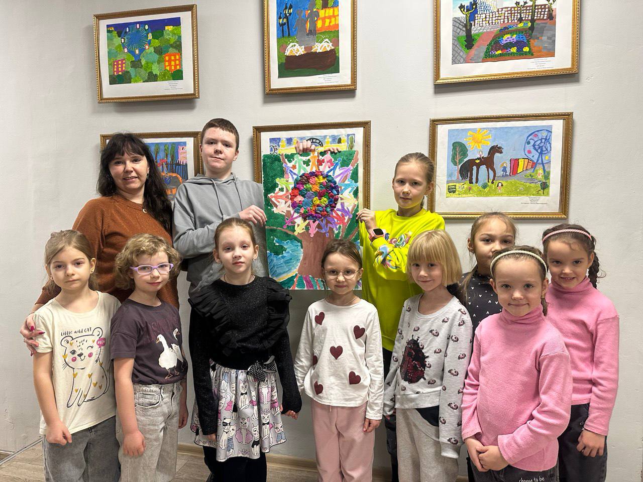 Юные художники Подольска создали арт-объект ко Дню народного единства