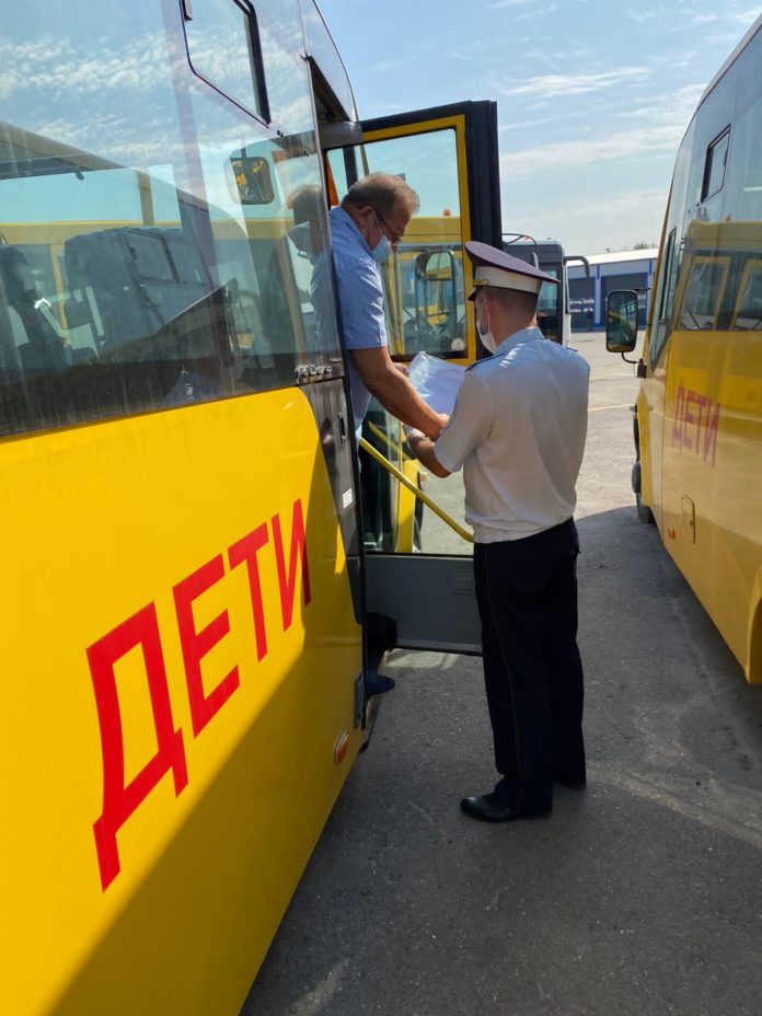 Автоинспекторы проверяют школьные автобусы в Подольске Автоинспекторы проверяют школьные автобусы в Подольске