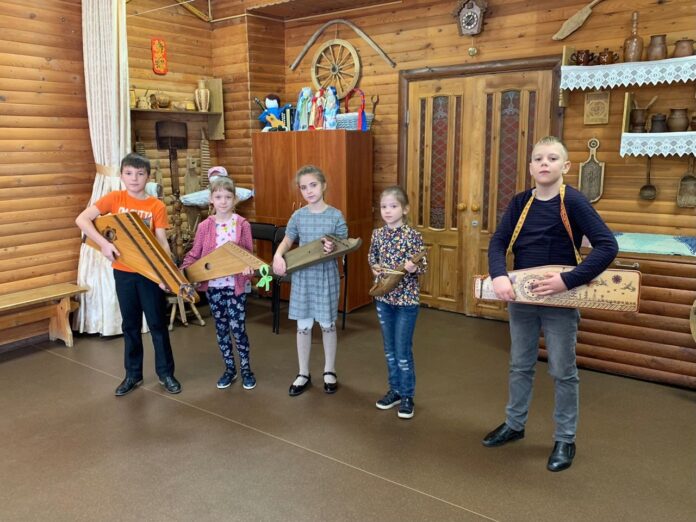 Уроки по настройке гуслей прошли в Школе фольклорного искусства “Моя Русь” Уроки по настройке гуслей прошли в Школе фольклорного искусства “Моя Русь”