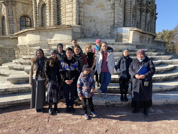 Дети из социального центра «Гармония» посетили храм в Дубровицах Дети из социального центра «Гармония» посетили храм в Дубровицах