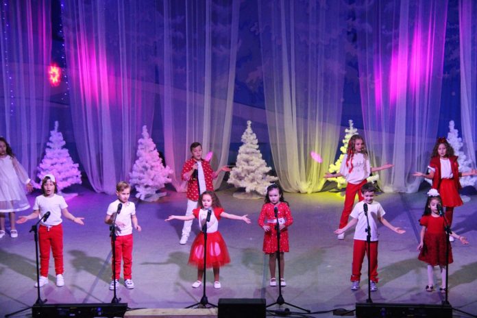 В КПЦ «Дубровицы» состоялся новогодний концерт «Ах, эта удивительная жизнь!» В КПЦ «Дубровицы» состоялся новогодний концерт «Ах, эта удивительная жизнь!»