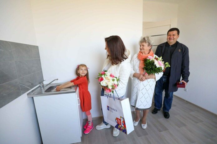 В г. о. Подольск планируется до 2027 года переселить из аварийного жилья более 1...