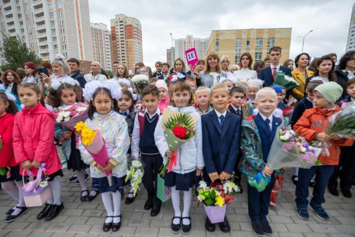 В Подольске 1 сентября за парты сели почти 50 тысяч школьников В Подольске 1 сентября за парты сели почти 50 тысяч школьников