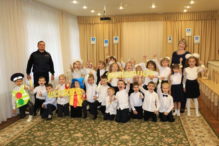 В детских садах Подмосковья автоинспекторы и ЮИДовцы проводят интегрированные занятия по ПДД В детских садах Подмосковья автоинспекторы и ЮИДовцы проводят интегрированные занятия по ПДД