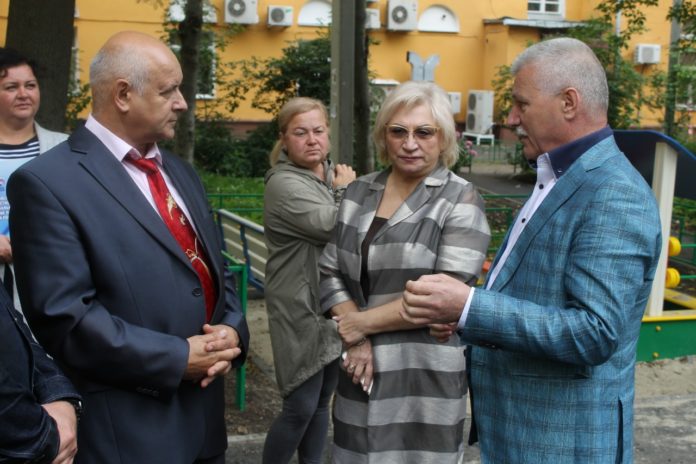 Депутат Максимович проверил ход строительства детской площадки на Революционном проспекте в Подольске Депутат Максимович проверил ход строительства детской площадки на Революционном проспекте в Подольске