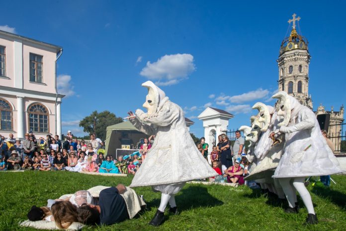 Виктор Чуб: Окружающая природа и великолепная архитектура  усадьбы Дубровицы стали сценой для артистов