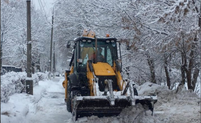 Более 60-ти машин спецтехники расчищают дороги в Подольске Более 60-ти машин спецтехники расчищают дороги в Подольске