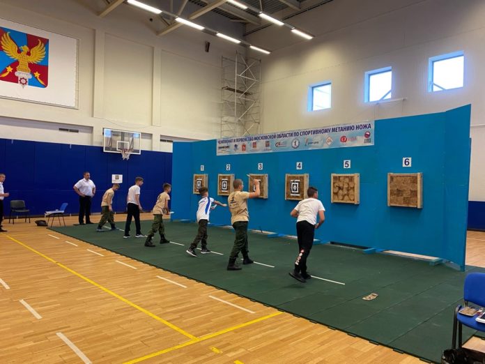 Девушки из Подольска стали лучшими по спортивному метанию ножа в Московской области Девушки из Подольска стали лучшими по спортивному метанию ножа в Московской области