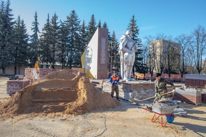 Обновляют памятники воинской славы Обновляют памятники воинской славы
