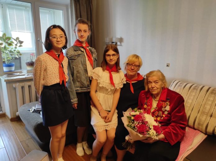 Учащиеся школы №33 поздравили с Днём Пионерии Никину Дору Афанасьевну, Почётного гражданина Подольска. Учащиеся школы №33 поздравили с Днём Пионерии Никину Дору Афанасьевну, Почётного гражданина Подольска.