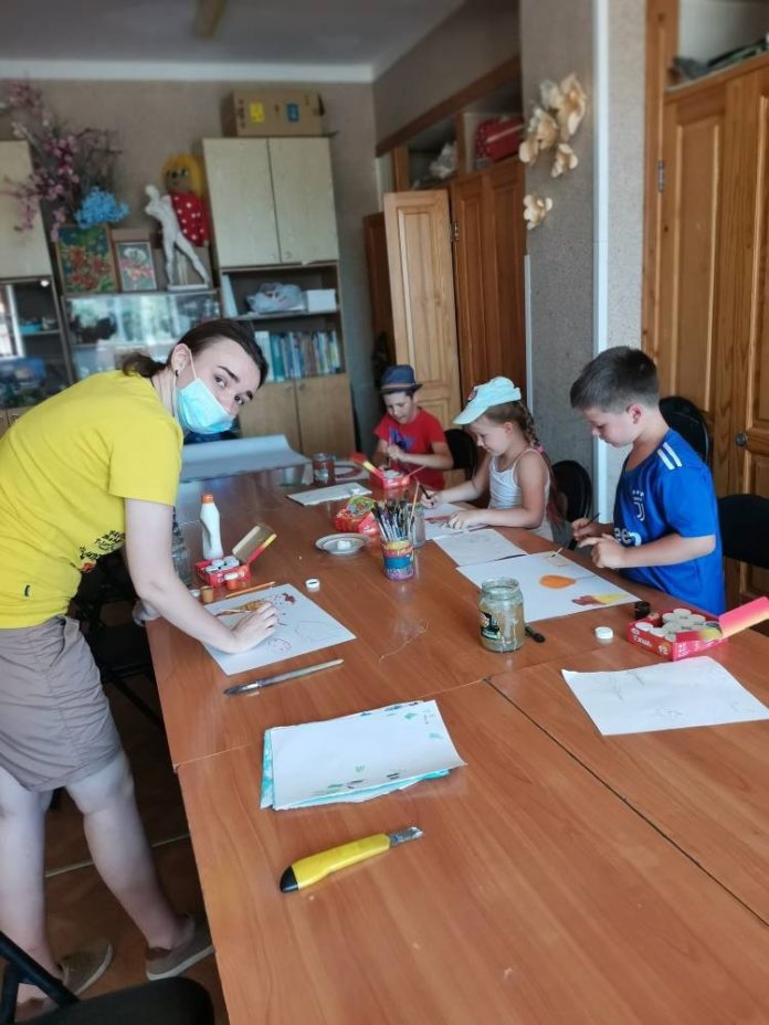 Мастер-класс «Рисование сладостей» прошел ДК «Металлург»