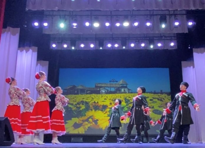 Ансамбль народного танца «Рассвет» успешно выступил на конкурсе-фестивале хореографического искусства «Карагод талантов – хоровод... Ансамбль народного танца «Рассвет» успешно выступил на конкурсе-фестивале хореографического искусства «Карагод талантов – хоровод...