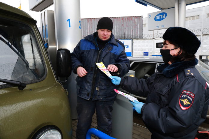 Сотрудники Госавтоинспекции Подольска провели разъяснительные беседы с водителями на АЗС