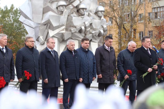 В памятной акции у памятника Подольским курсантам приняли участие более тысячи человек В памятной акции у памятника Подольским курсантам приняли участие более тысячи человек