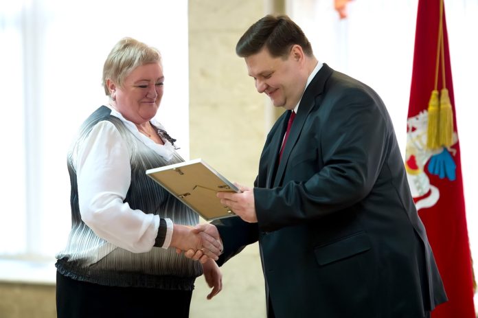 Отважный почтальон Валентина Тюрина награждена Почетной грамотой администрации горокруге Подольск