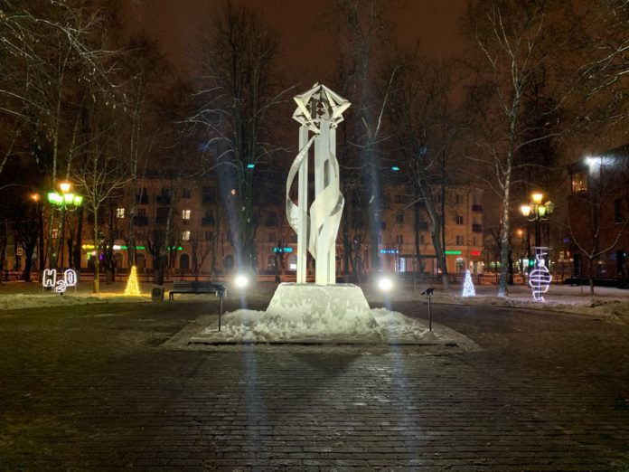 Подсветку стелы в сквере Науки смонтировали работники МБУ «ПКБ»