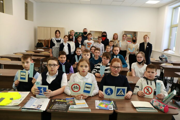 Подольские автоинспекторы напомнили учащимся о безопасности в дорожно-транспортной среде в преддверии зимних каникул