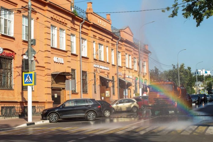 На дорогах Большого Подольска работает поливомоечная техника На дорогах Большого Подольска работает поливомоечная техника