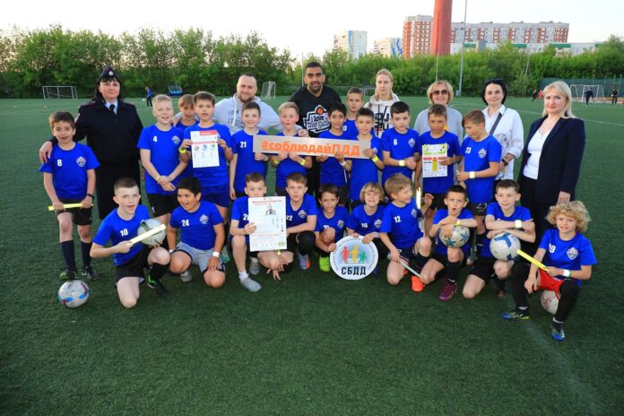 Особое внимание сотрудники Госавтоинспекции обращают на правила перехода проезжей части и управления современными средствами... Особое внимание сотрудники Госавтоинспекции обращают на правила перехода проезжей части и управления современными средствами...