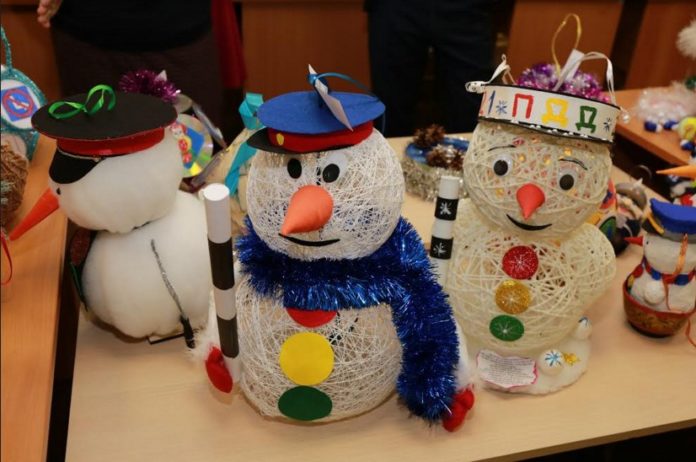 Более 150 работ направили учащиеся Подольска на конкурс «Правила дорожные соблюдай! Ёлку новогоднюю украшай!» Более 150 работ направили учащиеся Подольска на конкурс «Правила дорожные соблюдай! Ёлку новогоднюю украшай!»