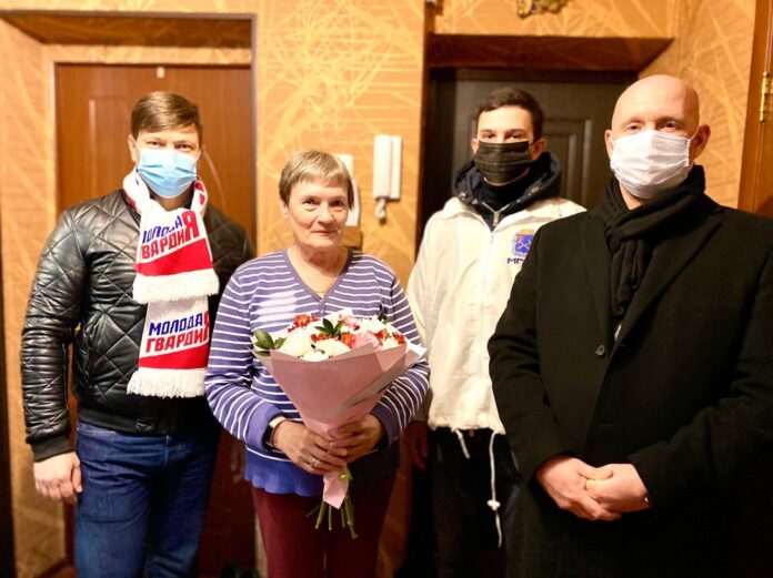 Представители МГЕР поздравили жительниц Подольска с Днём матери Представители МГЕР поздравили жительниц Подольска с Днём матери