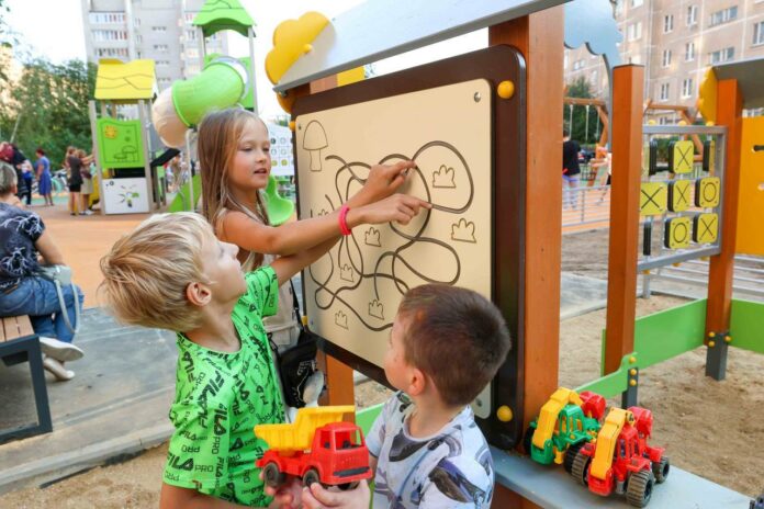Праздник открытия детских площадок прошел в Климовске