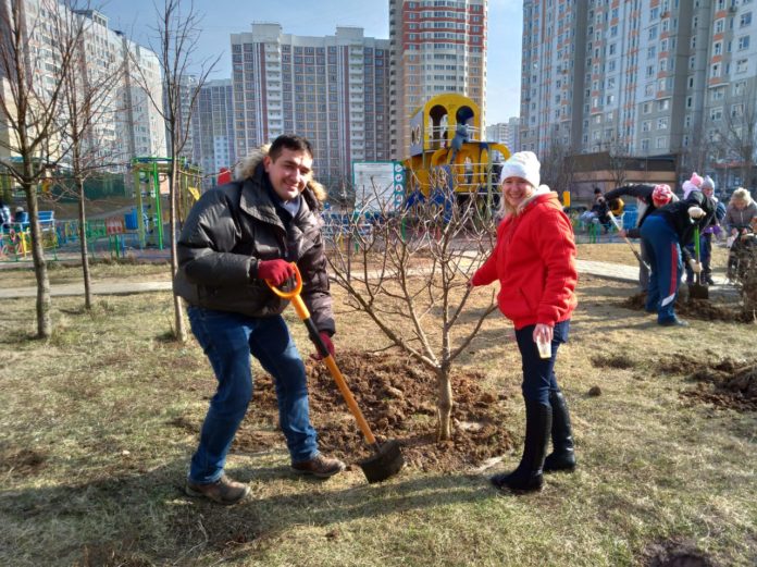 Жители микрорайона Кузнечики продолжают благоустраивать территорию возле своих МКД