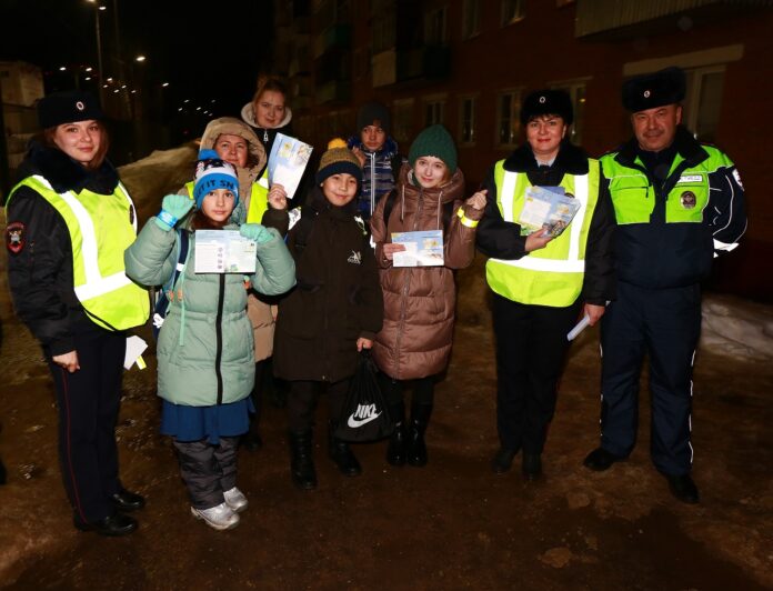 На оживленных пешеходных переходах Подмосковья «родительские патрули» напоминают школьникам ПДД На оживленных пешеходных переходах Подмосковья «родительские патрули» напоминают школьникам ПДД