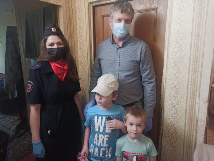 Полицейские и общественники присоединились к акции «Помоги пойти учиться!» в Подольске Полицейские и общественники присоединились к акции «Помоги пойти учиться!» в Подольске