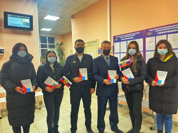 Полицейские совместно с общественниками провели акцию ко Дню Конституции Российской Федерации