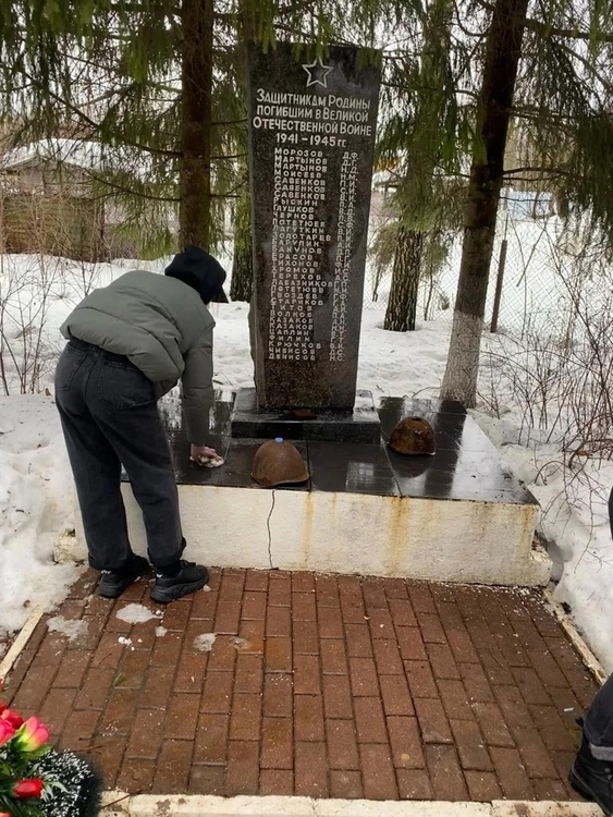 В деревне Лаговское подольские студенты привели в порядок памятник «Защитникам Родины погибшим в Великой...