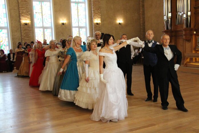 Исторический бал «От сердца к сердцу» прошел в Подольске Исторический бал «От сердца к сердцу» прошел в Подольске