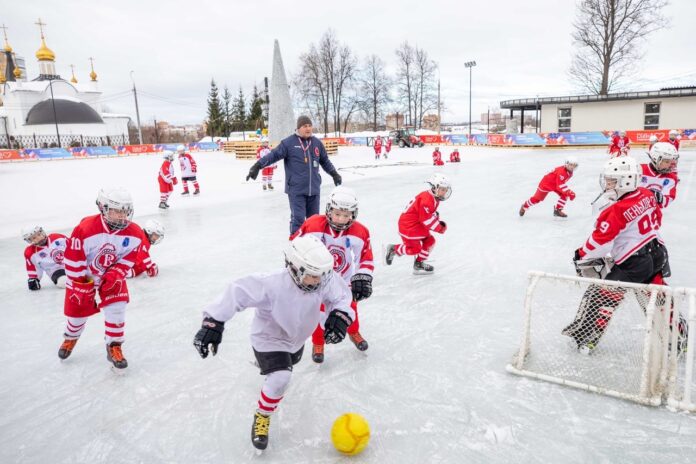 В городском парке прошло показательное выступление юных хоккеистов