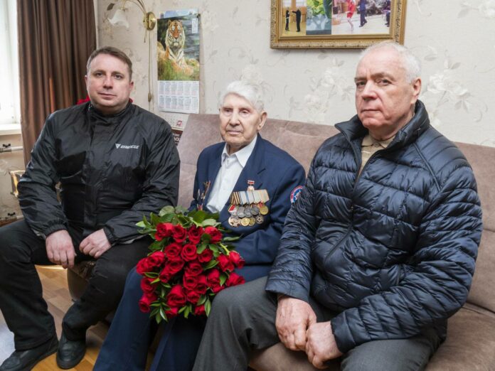 Дмитрий Жариков поздравил ветерана Великой Отечественной войны Алексея Кузнецова с днем рождения Дмитрий Жариков поздравил ветерана Великой Отечественной войны Алексея Кузнецова с днем рождения