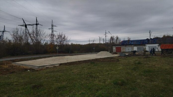 На Львовке устанавливают дрессировочную площадку для собак На Львовке устанавливают дрессировочную площадку для собак