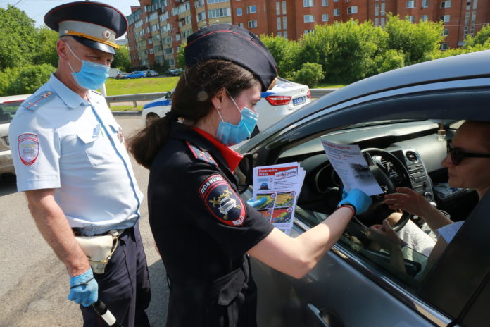 Сотрудники ГИБДД рассказали водителям о важности соблюдения безопасного скоростного режима