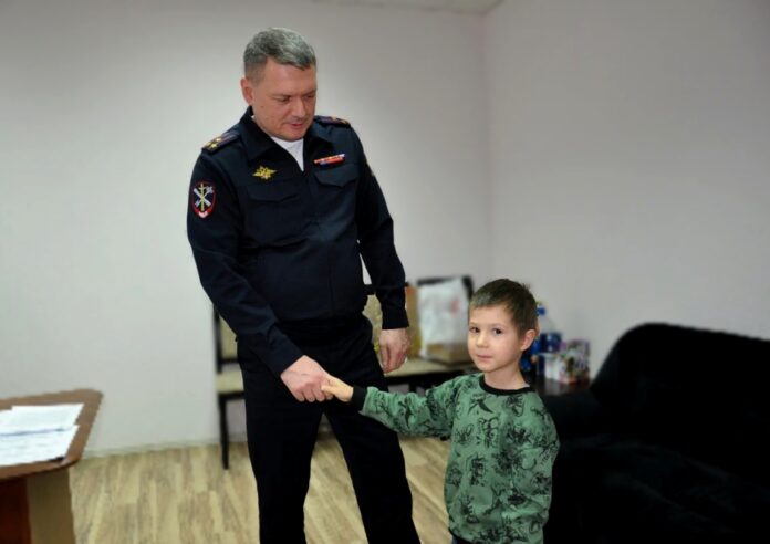 В Подольске полицейские в рамках акции «Елка желаний» исполнили мечту 5-летнего мальчика В Подольске полицейские в рамках акции «Елка желаний» исполнили мечту 5-летнего мальчика