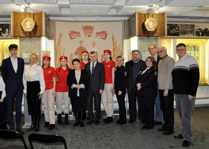 В Подольске общественники и полицейские провели Урок мужества для школьников В Подольске общественники и полицейские провели Урок мужества для школьников