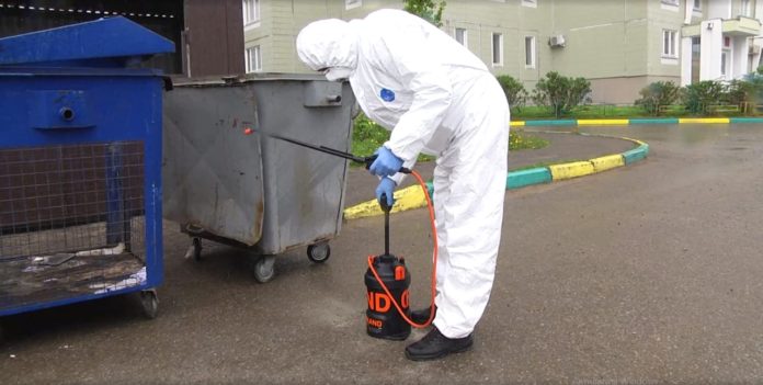 Технические специалисты ООО «МСК-НТ» отмыли и продезинфицировали мусорные контейнеры по нескольким адресам в Кузнечиках