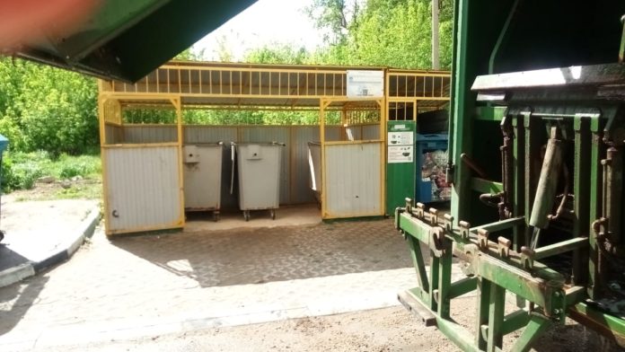 В микрорайоне Кузнечики проводят дезинфекцию и промывку мусорных контейнеров