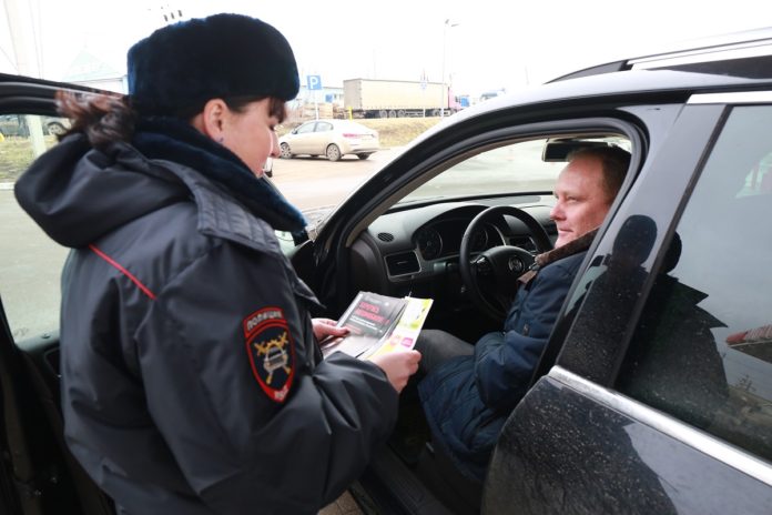 Сотрудники Госавтоинспекции напомнили о дорожной безопасности клиентам автозаправочных станций в округе Сотрудники Госавтоинспекции напомнили о дорожной безопасности клиентам автозаправочных станций в округе