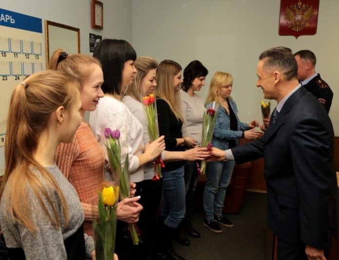 Акцию «Цветы для автоледи» провели сотрудники полиции Акцию «Цветы для автоледи» провели сотрудники полиции