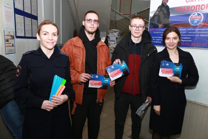 Автоинспекторы провели профилактические беседы с посетителями РЭО ОГИБДД Автоинспекторы провели профилактические беседы с посетителями РЭО ОГИБДД