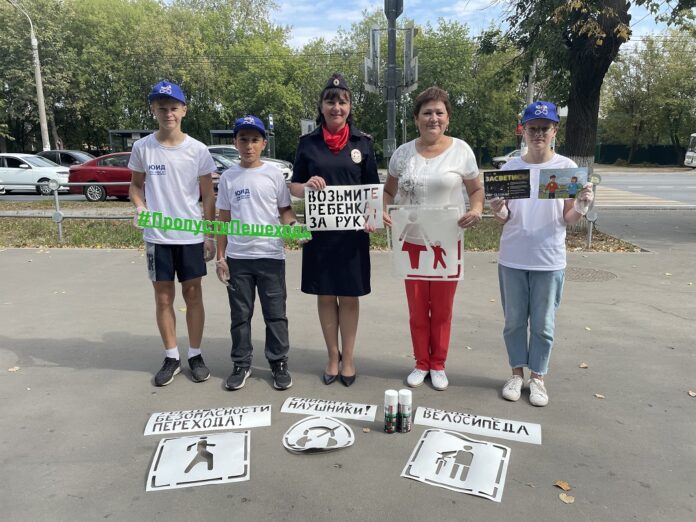 Накануне Дня знаний автоинспекторы и ЮИДовцы провели совместную акцию «Внимание на дорогу!» Накануне Дня знаний автоинспекторы и ЮИДовцы провели совместную акцию «Внимание на дорогу!»