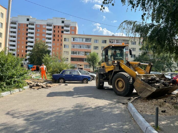 По просьбе жителей в подольском пос. Быково обустраивают тротуар