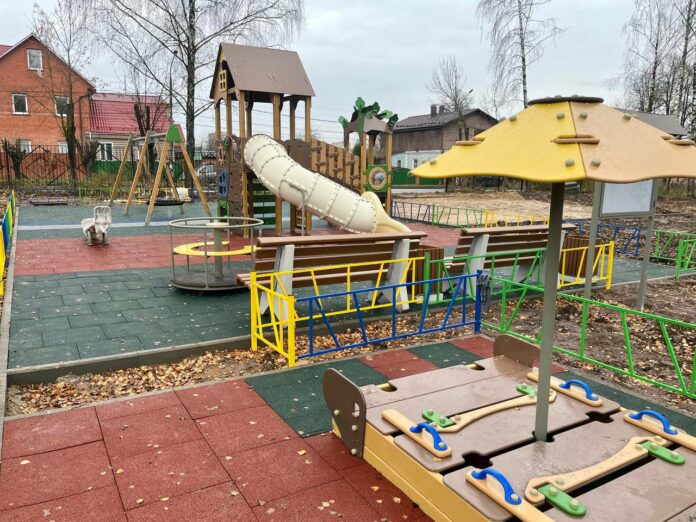 Новая детская площадка возводится на Красной Горке Новая детская площадка возводится на Красной Горке