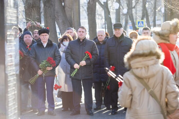 Дмитрий Жариков принял участие в церемонии возложения цветов к памятнику воинам-интернационалистам в Большом Подольске Дмитрий Жариков принял участие в церемонии возложения цветов к памятнику воинам-интернационалистам в Большом Подольске