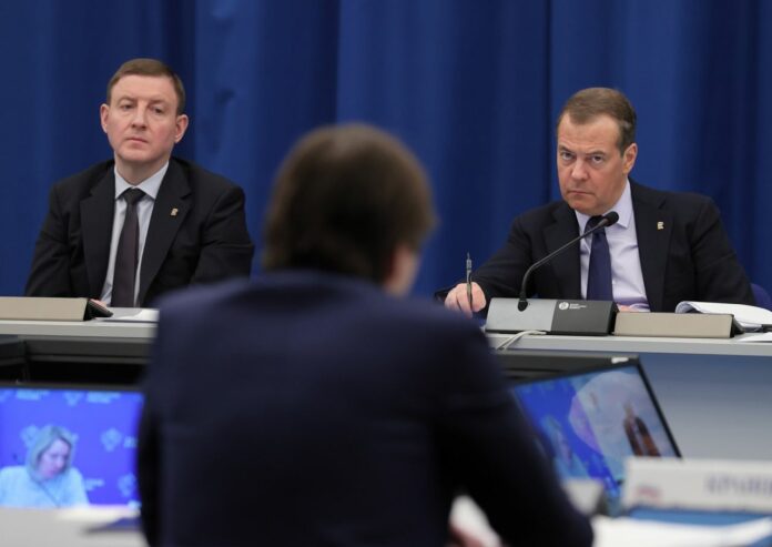 Андрей Турчак предложил использовать средства федерального бюджета на благоустройство пришкольных территорий Андрей Турчак предложил использовать средства федерального бюджета на благоустройство пришкольных территорий