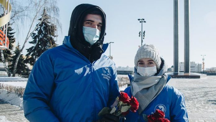 Информируем подольчан: волонтеры поздравили защитников Родины